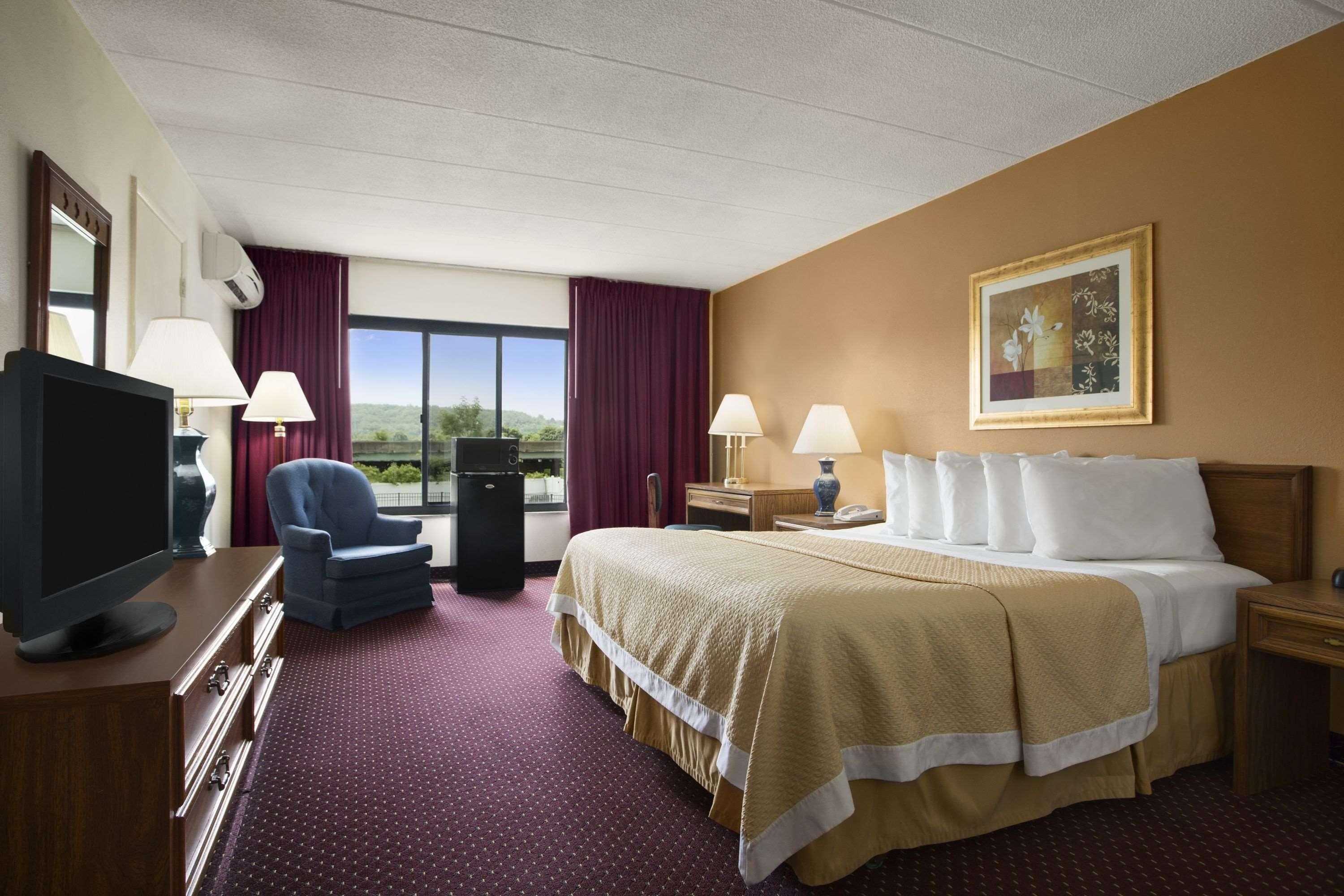Hotel Ramadaby Wyndham Pittsburgh-New Stanton Extérieur photo