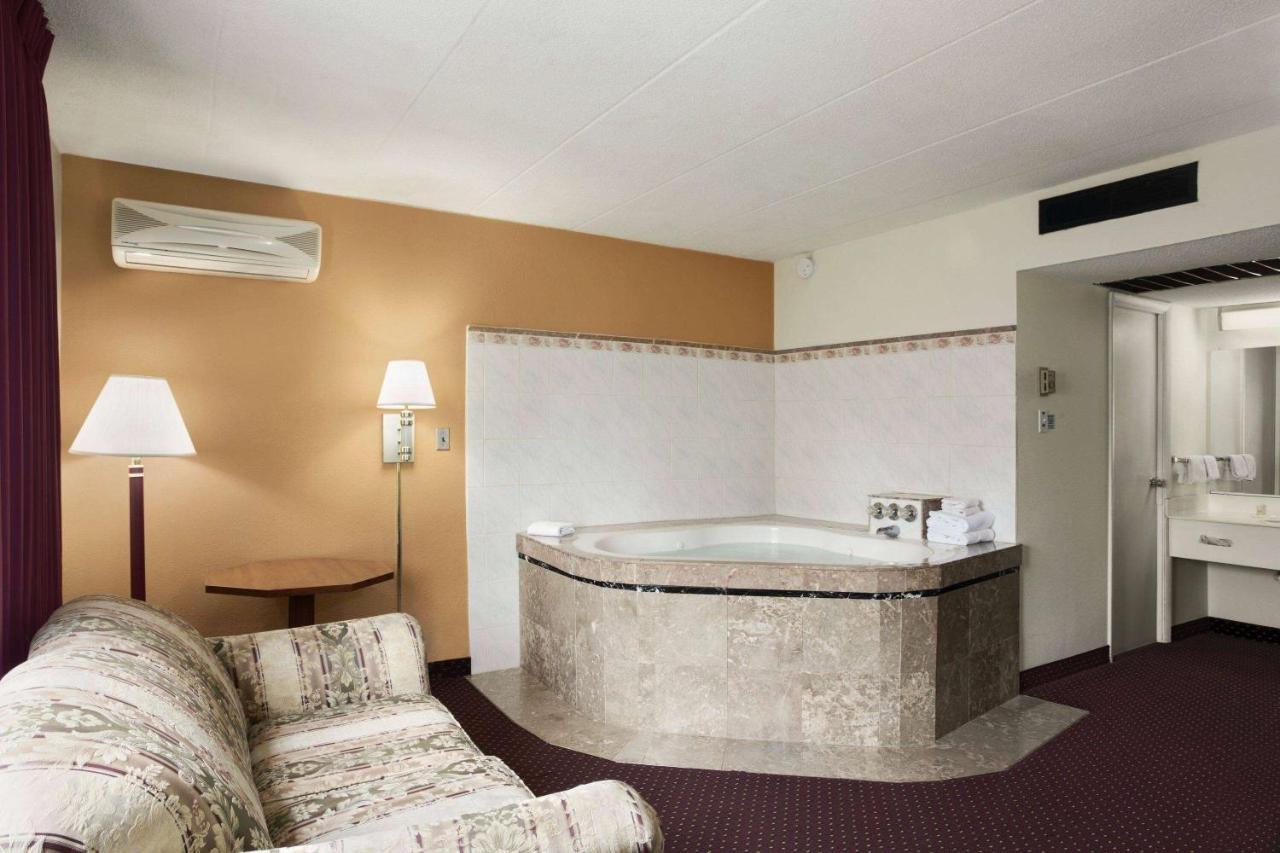 Hotel Ramadaby Wyndham Pittsburgh-New Stanton Extérieur photo