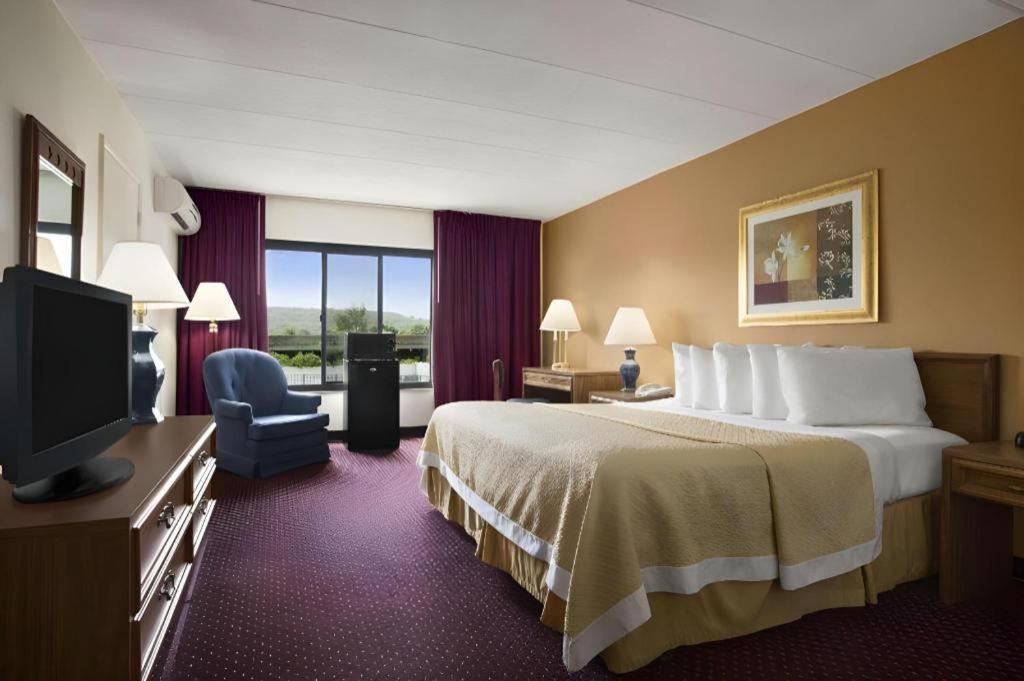 Hotel Ramadaby Wyndham Pittsburgh-New Stanton Extérieur photo
