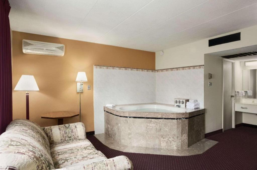 Hotel Ramadaby Wyndham Pittsburgh-New Stanton Extérieur photo
